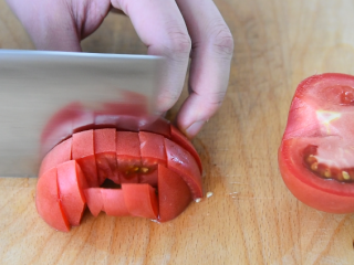 5、零厨艺学做“太极八卦羹”,番茄去芯,切丁备用