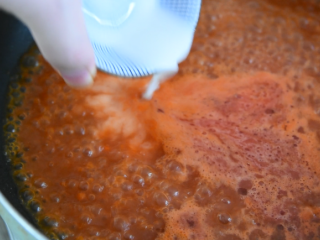 9、零厨艺学做“太极八卦羹”,倒入2g盐、10g水淀粉,拔匀