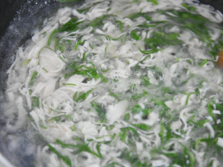 12、零厨艺学做“太极八卦羹”,汤汁浓稠后,倒入豆腐丝、青菜丝,顺时针拌匀