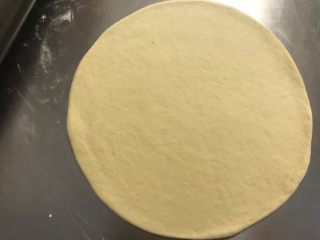 5、秘制芝心卷边披萨,擀成圆薄片，边缘稍厚些，静置5分钟。