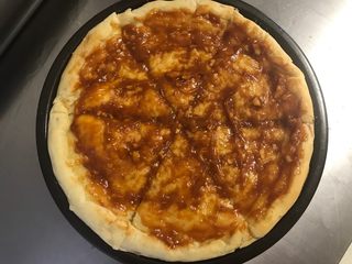 15、秘制芝心卷边披萨,烤好的饼皮切成6-8块儿，抹上适量的自制披萨酱。