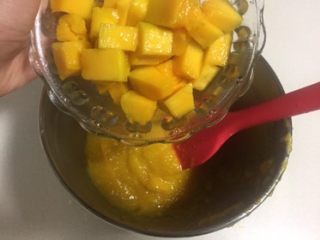 2、百香果芒果慕斯,芒市果切小，留出100克芒果丁备用，其余芒果加20克细砂糖用料理机打成芒果泥，和百香果汁混合均匀。