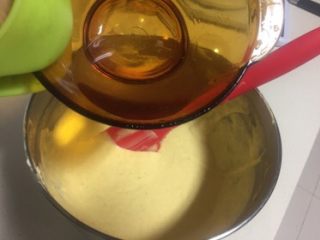 8、百香果芒果慕斯,吉利丁片隔热水融化，倒入慕斯糊里混合均匀。