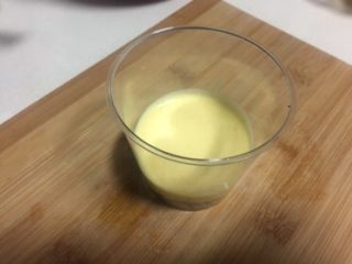 9、百香果芒果慕斯,铺了饼干碎的杯子里倒一层慕斯糊。