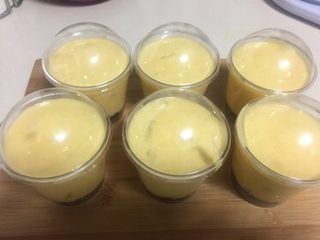 11、百香果芒果慕斯,慕斯糊盖住芒果泥，入冰箱冷藏两小时。