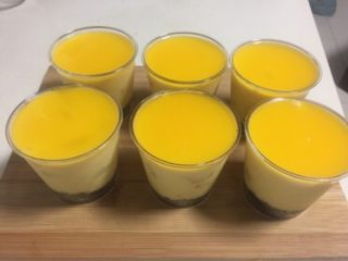 13、百香果芒果慕斯,把慕斯镜面均匀的淋在已经凝固的慕斯上，入冰箱冷藏15分钟。