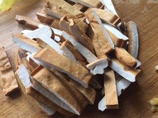 1、青椒炒香干,香干，切成条状；