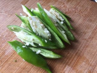 2、青椒炒香干,青椒，切成粗丝条；