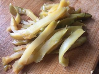 3、青椒炒香干,还有榨菜，也切成条状；