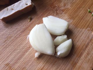 4、青椒炒香干,大蒜，备好；