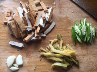 5、青椒炒香干,全部都准备好，切好；