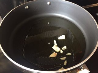 6、青椒炒香干,热锅，放入少许的油，加入大蒜，煸香；