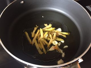 7、青椒炒香干,放入榨菜，翻炒；