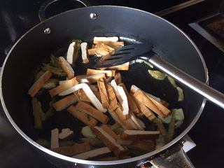 8、青椒炒香干,再放入香干，翻炒；