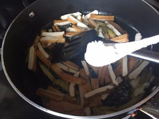9、青椒炒香干,调入少许的盐，盐不要太多，因为榨菜已经带咸味的；
