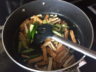 10、青椒炒香干,再放入青椒，翻炒；