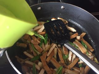 11、青椒炒香干,调入味极鲜，翻炒，就可以出锅了；