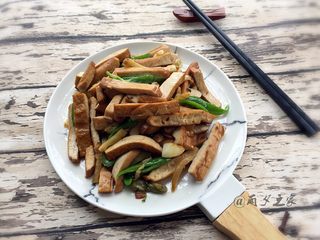 12、青椒炒香干,一盘，下饭的菜就可以开吃了！