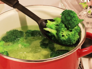 4、夏日开胃：番茄牛排！,西兰花焯水，沸水中煮至1分钟即可。