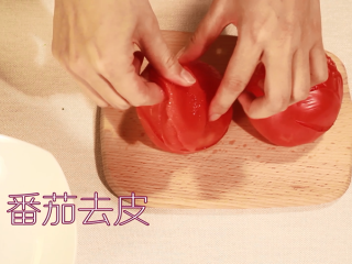 5、夏日开胃：番茄牛排！,鲜番茄在沸水中煮至2分钟，捞出凉却后去皮！