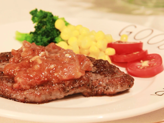 10、夏日开胃：番茄牛排！,最后淋上番茄酱汁即可。