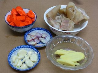 1、红烧牛蹄, 备好牛蹄、胡萝卜去皮、洗净切滚刀块、小葱头去外衣洗净切片、蒜瓣去皮、生姜去皮洗净,切厚片