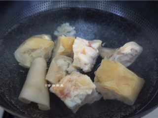 2、红烧牛蹄,烧开适量水,将牛蹄焯一下