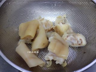 3、红烧牛蹄,捞起沥干水