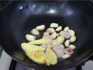 4、红烧牛蹄,热锅倒油,下蒜瓣、姜片、葱片爆香