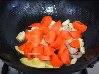 5、红烧牛蹄,倒入胡萝卜煸炒片刻