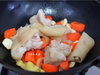 6、红烧牛蹄,倒入牛蹄翻炒均匀