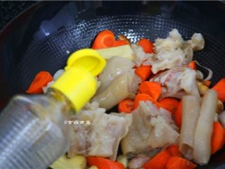 7、红烧牛蹄,调入酱油、蚝油