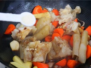 8、红烧牛蹄,调入白糖