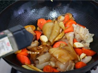 9、红烧牛蹄,撒些黑椒粒、加上一大勺清水(约6碗)拌匀