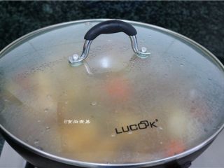 10、红烧牛蹄,遮上锅盖大火煮沸