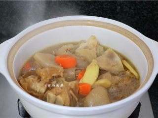 11、红烧牛蹄,转入砂锅中,调成小火煲90分钟