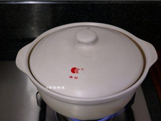 12、红烧牛蹄,煲至汤汁剩下一点点,牛蹄皮能轻松嚼碎即可。