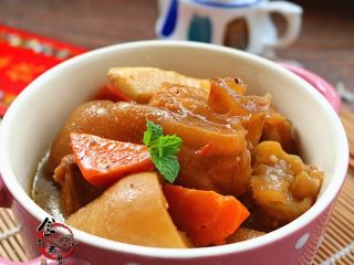 13、红烧牛蹄,盛出或连砂锅一起端到餐桌上,香喷喷胃口大开!