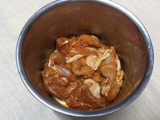 1、#吐司新吃法之一#新奥尔良三明治, 鸡腿洗净去骨，加入腌料，拌匀后放冷藏腌制一天