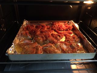 3、#吐司新吃法之一#新奥尔良三明治,送进预热好的烤箱中层，上下火200度，烤制15分钟