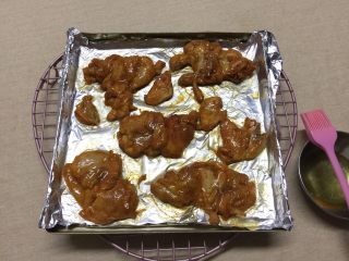 5、#吐司新吃法之一#新奥尔良三明治,取出烤盘，将鸡腿翻面