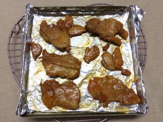 6、#吐司新吃法之一#新奥尔良三明治,刷蜂蜜，继续回炉烤10分钟