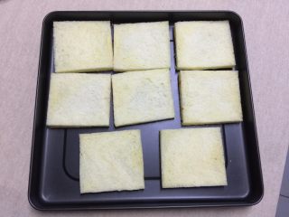 10、#吐司新吃法之一#新奥尔良三明治,将吐司片铺在不粘烤盘中