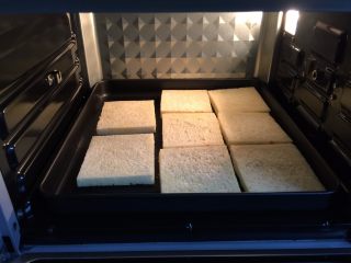 11、#吐司新吃法之一#新奥尔良三明治,送进烤盘中，上下火170度，烤15分钟，10分钟后翻面再考五分钟