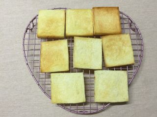 12、#吐司新吃法之一#新奥尔良三明治,出炉后放在烤网上，晾凉