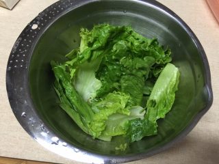 14、#吐司新吃法之一#新奥尔良三明治,生菜洗净