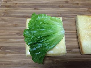 17、#吐司新吃法之一#新奥尔良三明治,接着放一片生菜