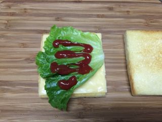 18、#吐司新吃法之一#新奥尔良三明治,挤上适量的番茄酱