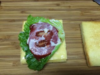 20、#吐司新吃法之一#新奥尔良三明治,抹适量的沙拉酱