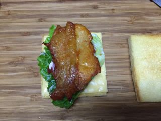 21、#吐司新吃法之一#新奥尔良三明治,放入一块鸡腿肉